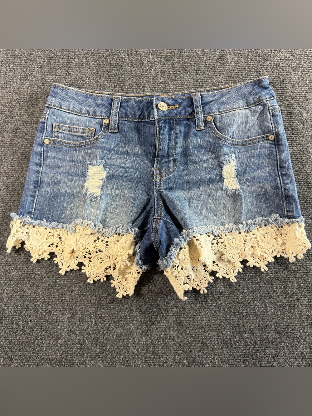 Altar'd State Women’s Cutoff White Lace Fringe Distressed Boho Jean Shorts Sz 27